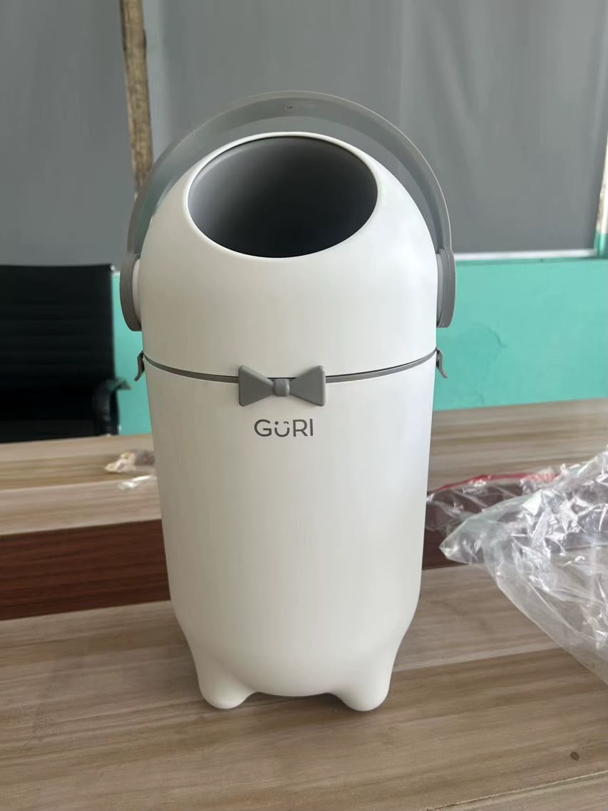 Cesto pañalero GÜRI anti-olor, blanco con detalles grises y moño